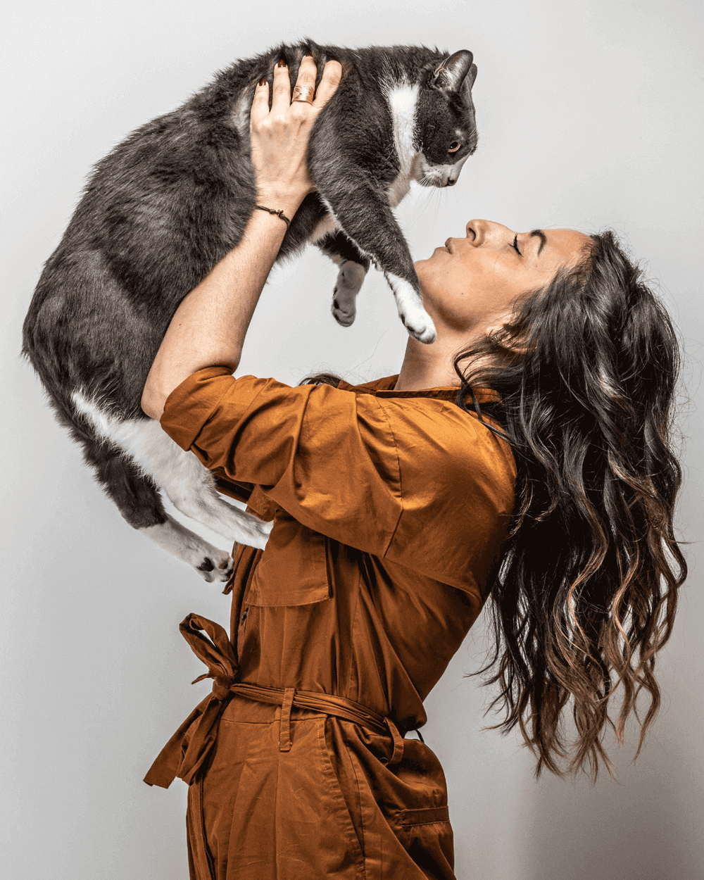 équipe Ziggy : Emilie et son chat adulte gris et blanc