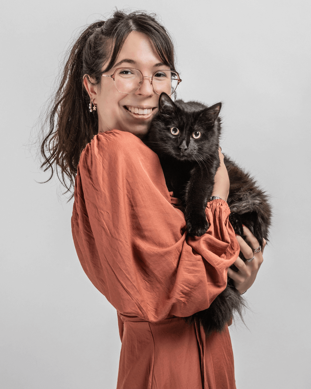 Marie-Eva avec Titan, graphiste chez Ziggy, l'alimentation pour chat française, saine, naturelle et sans céréales