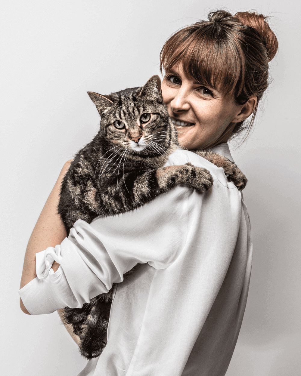 équipe Ziggy : Marine avec un chat adulte stérilisé dans ses bras