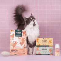 Contenu du coffret Pelage pour chat adulte stérilisé de la marque Ziggy qui comprend des croquettes et pâtées pour chat adulte stérilisé, une brosse pour chat et un flacon d'huile de poisson et d'algues pour chat