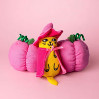 Peluche Halloween à la cataire Ziggy en sorcière, entre deux peluches citrouille roses