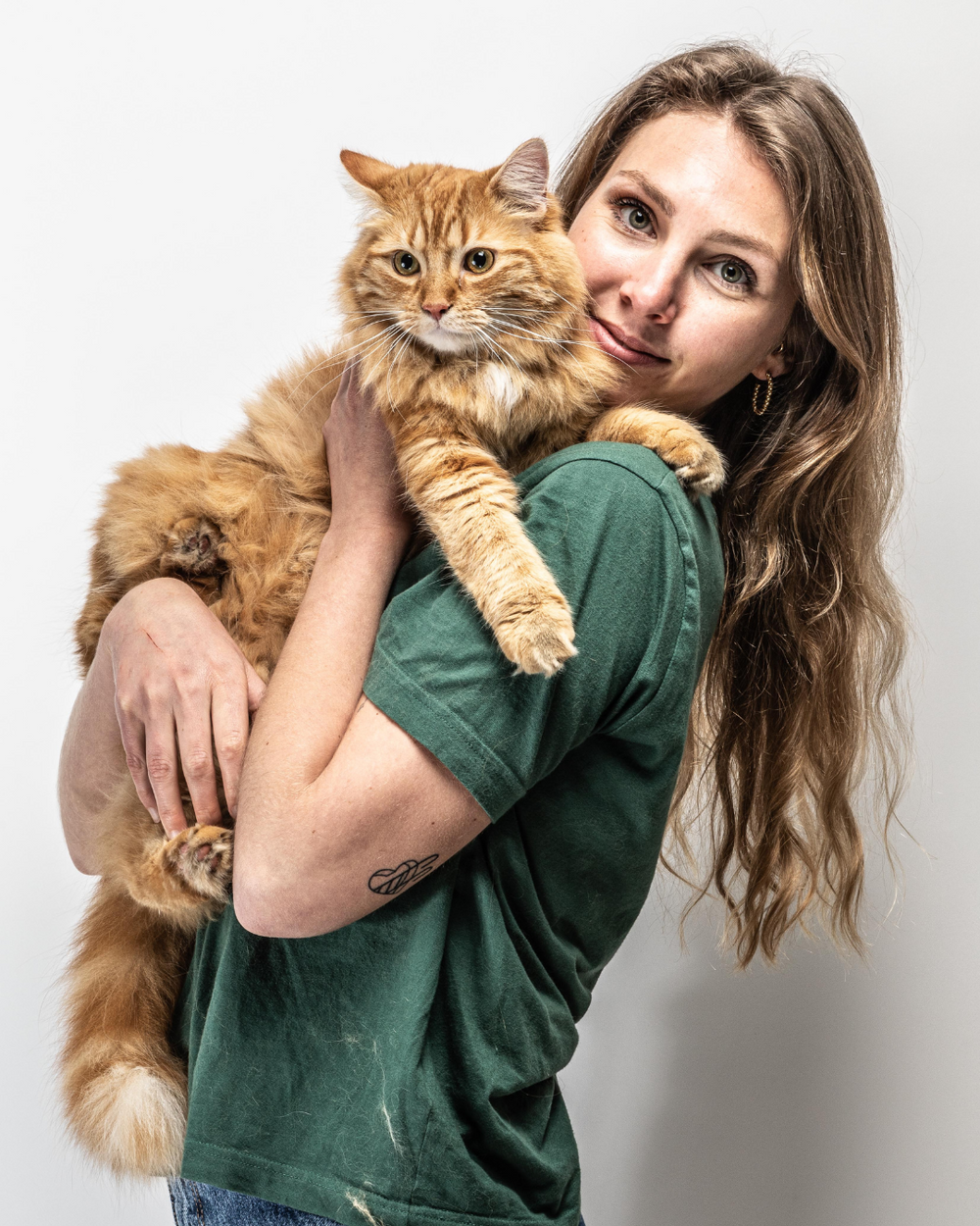 équipe Ziggy : Alizon avec un chat adulte roux dans ses bras