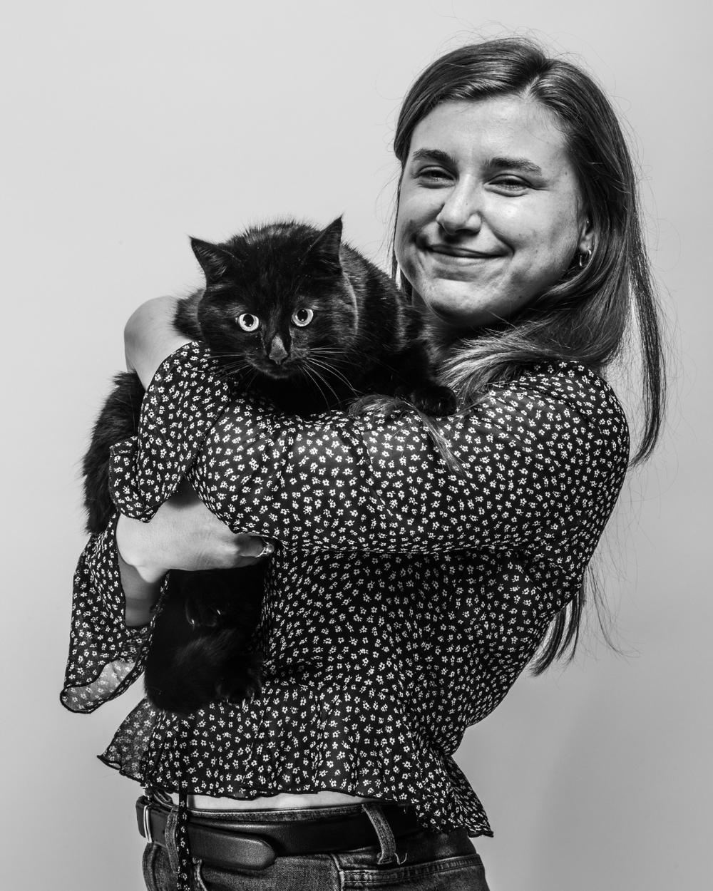 équipe Ziggy : Camille avec un chat adulte stérilisé noir dans les bras