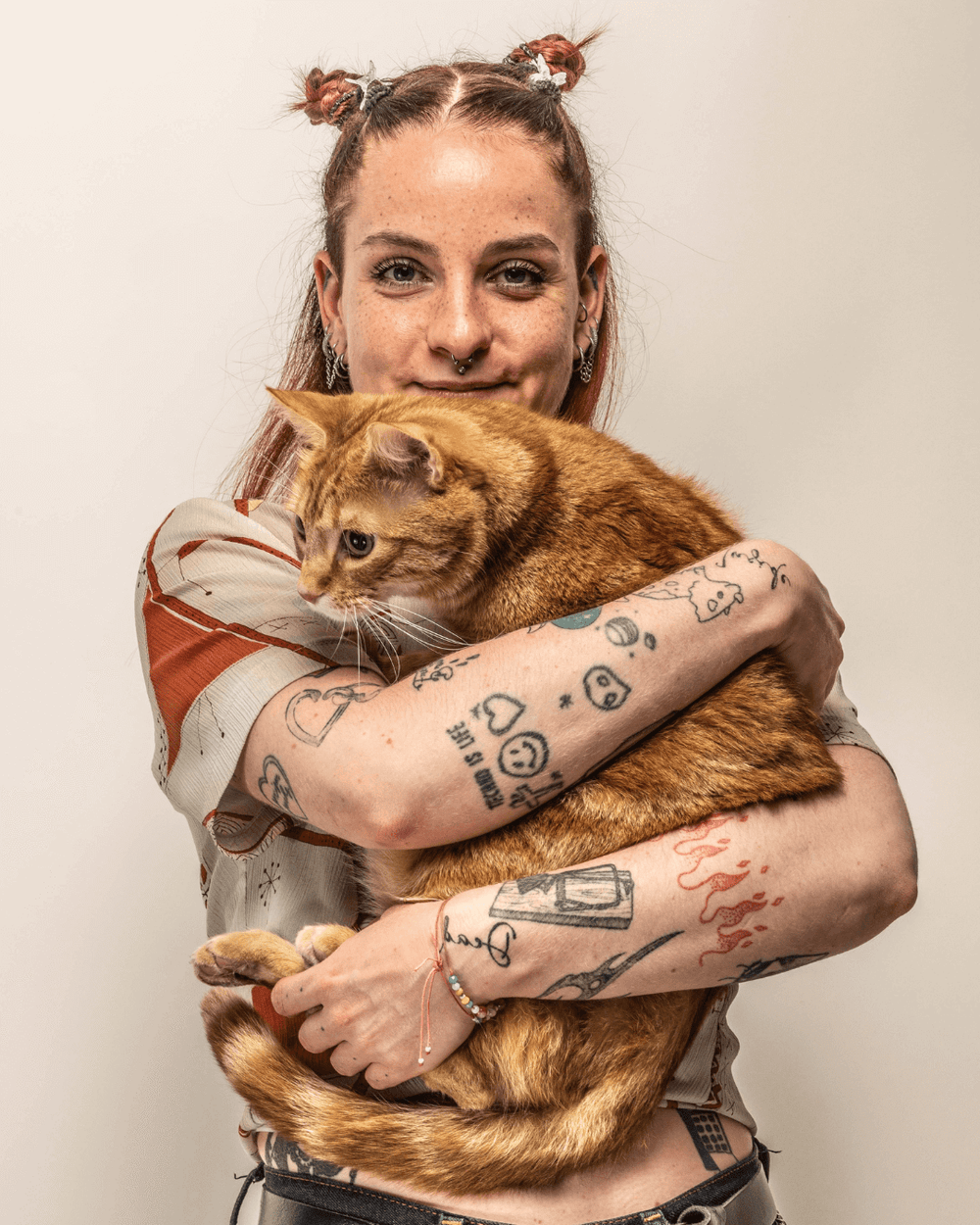 Julie avec son chat roux adulte qui mange des pâtées sans céréales Ziggy