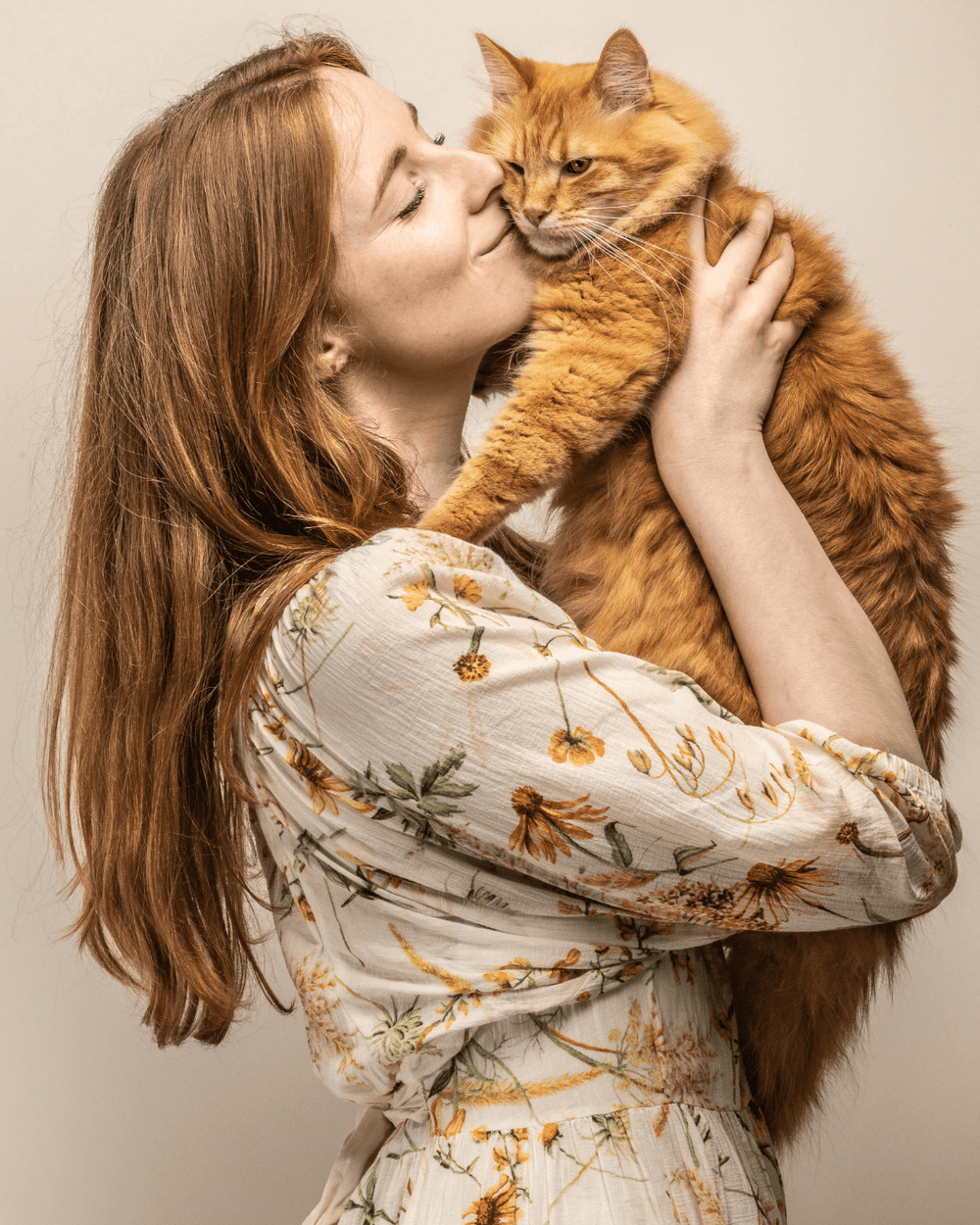Margot, community manager chez Ziggy avec son chat roux, Rouquinou, dans les bras