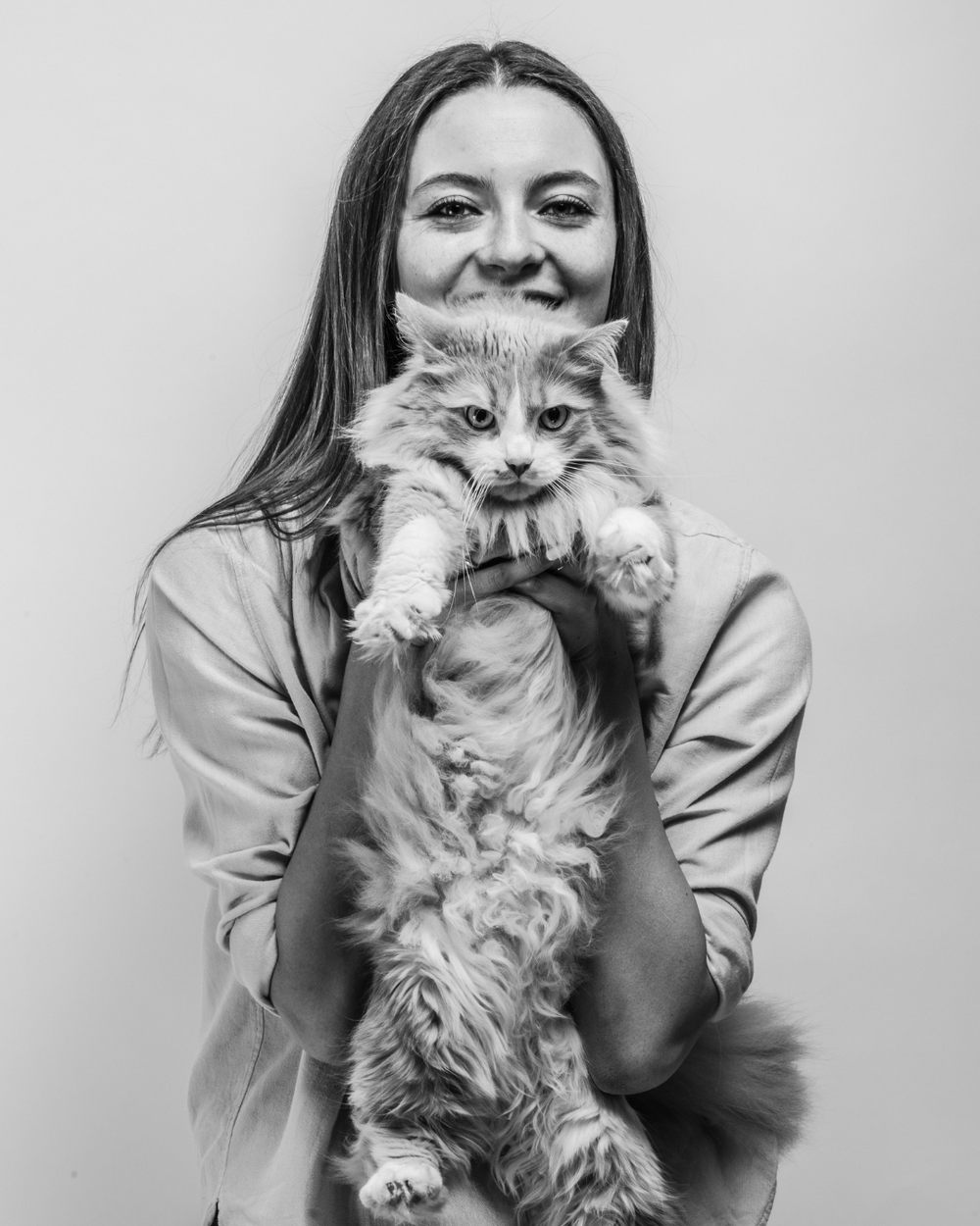 équipe Ziggy : Marie, fondatrice de la marque d'alimentation pour chat Ziggy et son chat adulte dans les bras
