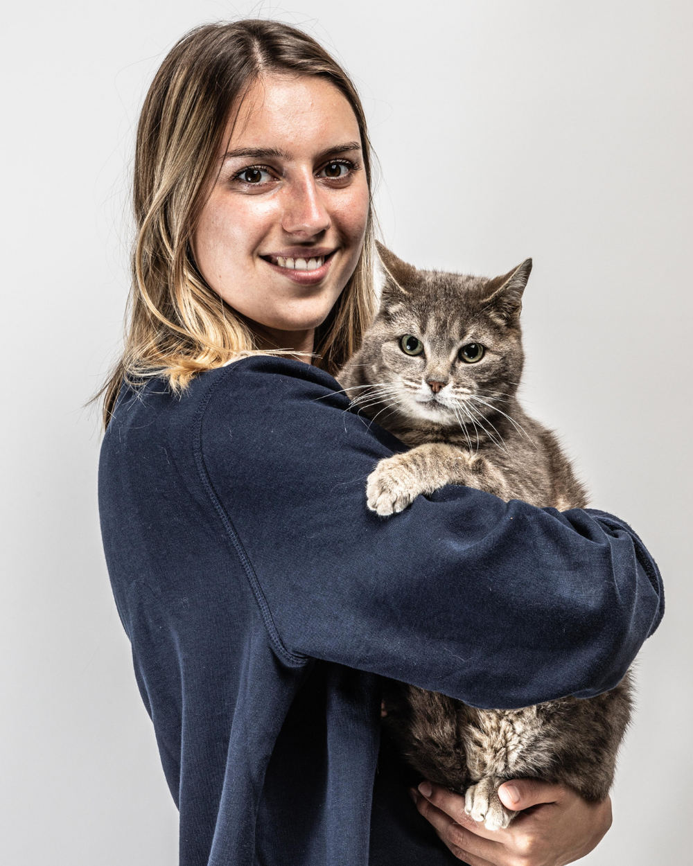 équipe Ziggy : Victoria avec un chat adulte stérilisé gris dans les bras