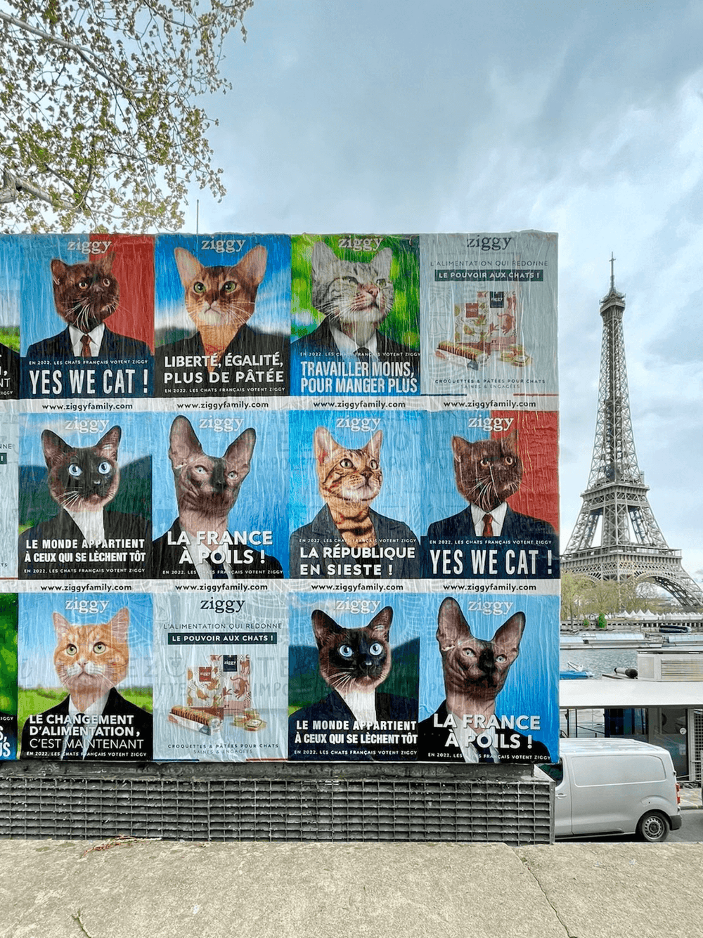 Affiches Ziggy pour la campagne présidentielle devant la Tour Eiffel à Paris